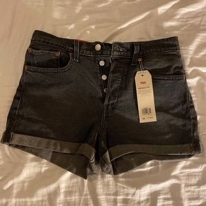 🤩 LEVI’S Wedgie fit high rise black shorts 🤩
